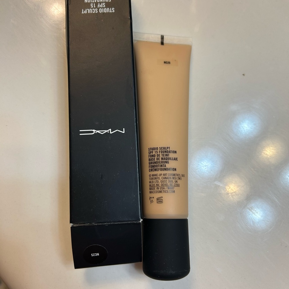 MAC Cosmetics Studio Sculpt foundation NC25